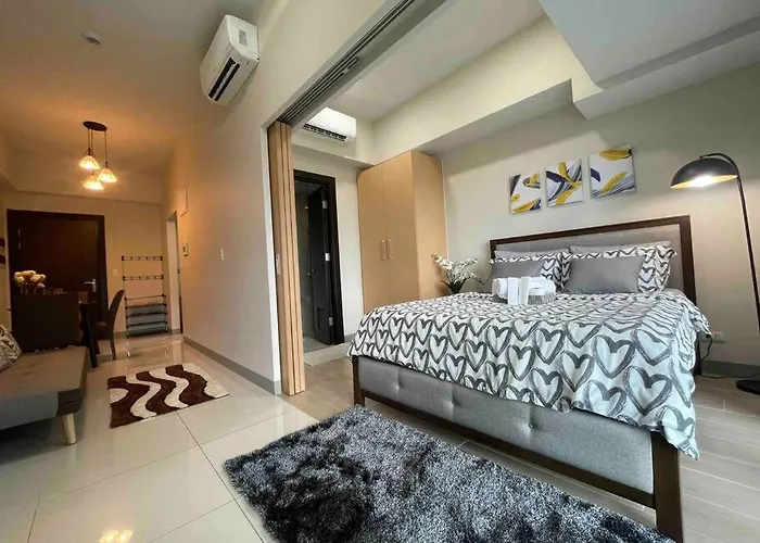 Luxe 1br W/ Balcony @ Uptown Parksuites Manila